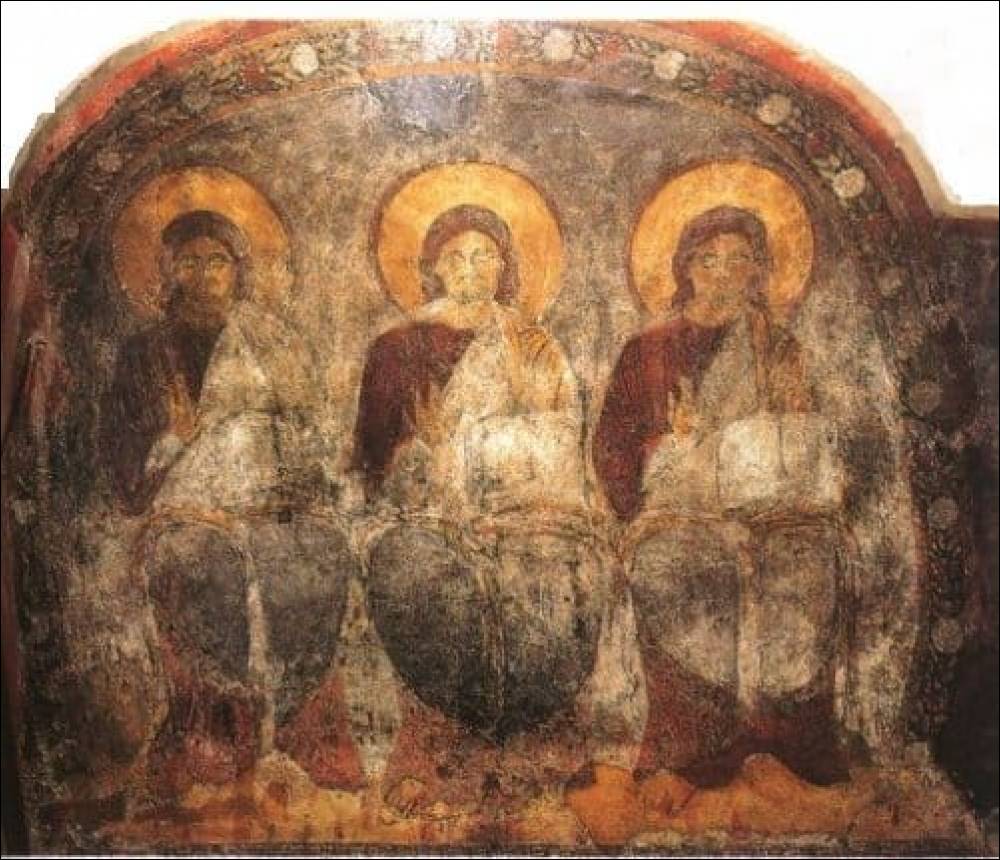 L’immagine, venerata nel Santuario della SS. Trinità di Vallepietra (RM), è un antichissimo affresco di scuola bizantina (datato XI sec.) che rappresenta la Santissima Trinità: “Tre Persone” solennemente sedute, quasi uguali, con un libro aperto sorretto dalla mano sinistra, benedicenti alla maniera greca L’immagine, venerata nel Santuario della SS. Trinità di Vallepietra (RM), è un antichissimo affresco di scuola bizantina (datato XI sec.) che rappresenta la Santissima Trinità: “Tre Persone” solennemente sedute, quasi uguali, con un libro aperto sorretto dalla mano sinistra, benedicenti alla maniera greca.