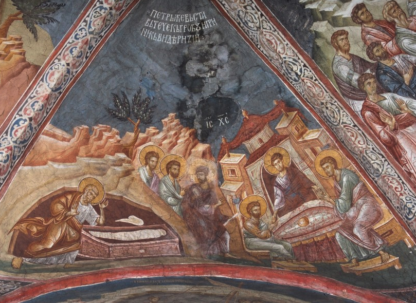 L’affresco, conservato nel Monastero Dechani in Serbia (XIV secolo), mostra il famoso episodio dei discepoli di Emmaus, raccontato da Lc 24,13-34, avvenuto nello stesso giorno della Resurrezione (questo il motivo della presenza dell’Apostolo Pietro che contempla la tomba vuota sulla sinistra del dipinto). Secondo il brano evangelico i due discepoli, Cleopa e l’altro di cui non conosciamo il nome (ma l'iconografia ortodossa orientale attribuisce all'altro discepolo i tratti caratteristici dell’evangelista Luca), 'non lo riconoscevano; nel finale lungo del Vangelo secondo Marco, ci viene detto che Gesù 'apparve in modo diverso' (Mc 16,12): l’originale greco, ἐν ἑτέρᾳ μορφῇ, letteralmente indica 'un’altra forma. Ora, nell’affresco che stiamo contemplando, l’immagine di Gesù, lungo la strada prima (nella parte centrale) e seduto a mensa poi (sul lato destro) non assomiglia affatto alle rappresentazioni convenzionali del Risorto. L’affresco, conservato nel Monastero Dechani in Serbia (XIV secolo), mostra il famoso episodio dei discepoli di Emmaus, raccontato da Lc 24,13-34, avvenuto nello stesso giorno della Resurrezione (questo il motivo della presenza dell’Apostolo Pietro che contempla la tomba vuota sulla sinistra del dipinto). Secondo il brano evangelico i due discepoli, Cleopa e l’altro di cui non conosciamo il nome (ma l'iconografia ortodossa orientale attribuisce all'altro discepolo i tratti caratteristici dell’evangelista Luca), 'non lo riconoscevano; nel finale lungo del Vangelo secondo Marco, ci viene detto che Gesù 'apparve in modo diverso' (Mc 16,12): l’originale greco, ἐν ἑτέρᾳ μορφῇ, letteralmente indica 'un’altra forma. Ora, nell’affresco che stiamo contemplando, l’immagine di Gesù, lungo la strada prima (nella parte centrale) e seduto a mensa poi (sul lato destro) non assomiglia affatto alle rappresentazioni convenzionali del Risorto.